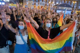 Minciuna unui tânăr gay i-a scos în stradă pe spanioli, seara trecută. Mesajul homofob crestat cu cuţitul pe fese era făcut de amant, nu de agresorii mascaţi